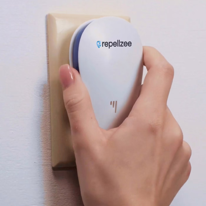 RepellZee insteken in een stopcontact aan de muur